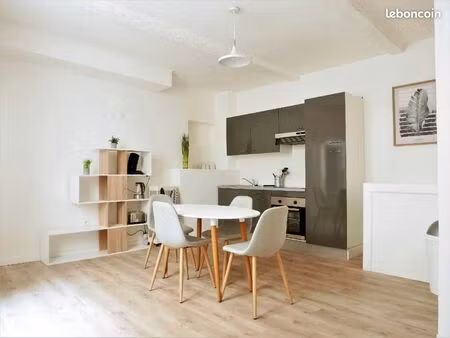 b superbe t2 chaleureux et spacieux entièrement rénové avec cour intérieure privative