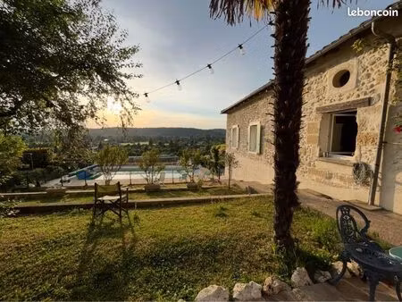 maison en pierre avec piscine et comble