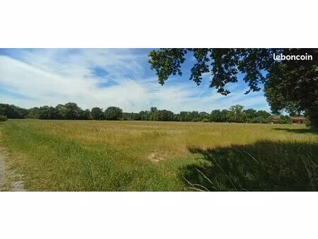 terrain 700 m² menville