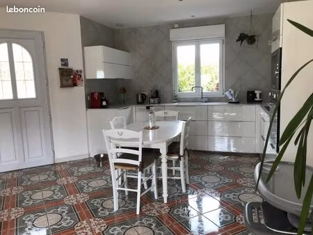 villa avec terrain et piscine