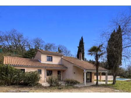 belle maison avec vue magnifique