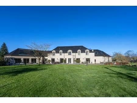 une propriété contemporaine avec piscine intérieure