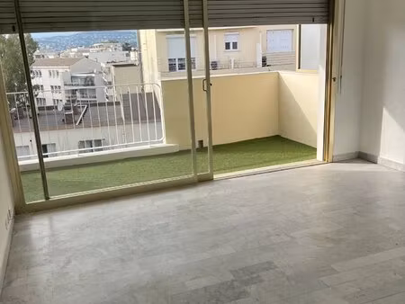 vide: f1 de 33m² dans une résidence avec parking et terrasse de 13m²