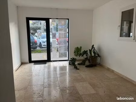 local commercial /pro à louer à collias