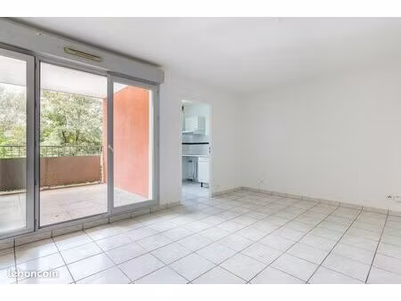 appartement t3 avec parking et terrasse