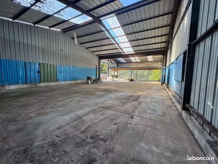entrepôt / showroom 290 m² + mezzanine 60 m² – grande hauteur – périphérie quimper