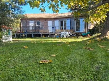 maison individuelle écologique bois jardin arboré