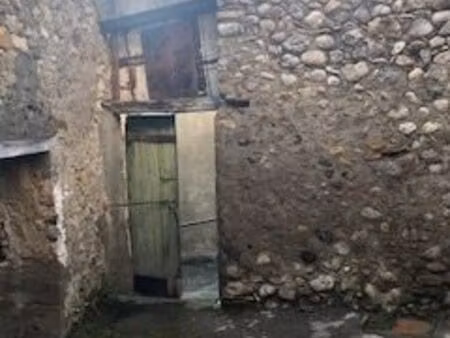 grange à rénover-fort potentiel- coeur de village