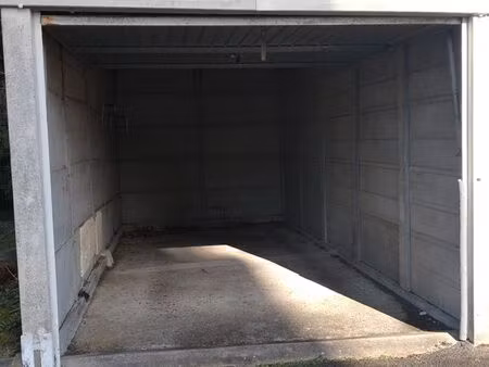 garage fermé/box de stockage 15m2
