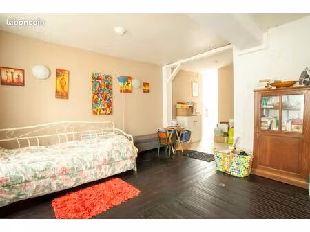 maison de ville avec jardinet et dépendance