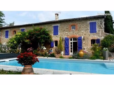 grande propriété de caractère  vue panoramique et fort potentiel