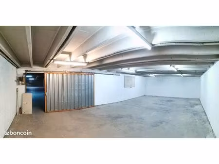 grand garage sécurisé à vendre