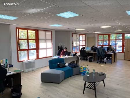 local professionnel 98 m² – open space + salle réunion – 4 parkings