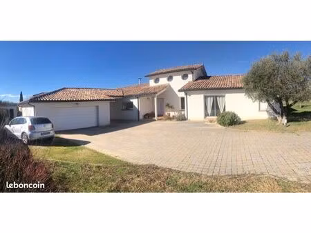 villa à pechbonnieu avec piscine