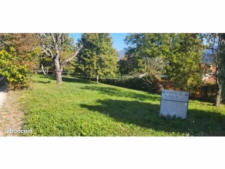 terrain constructible à saint pierre de mésage  viabilisé  566 m2
