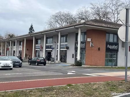 à louer : local professionnel de 100 m² - 1  place françois mitterrand saint jean