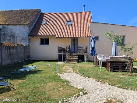 maison de charme  baignée de lumière  située dans un quartier paisible. récemment rénovée 