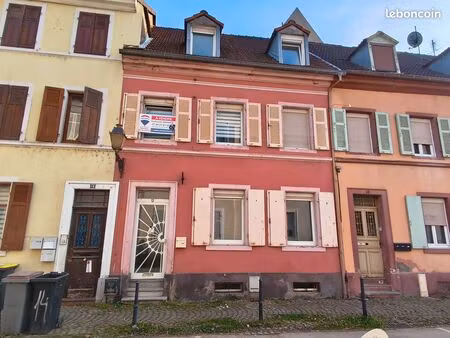 fonderie - maison mitoyenne situé dans une rue latérale proche du gare (6 minutes à pied)