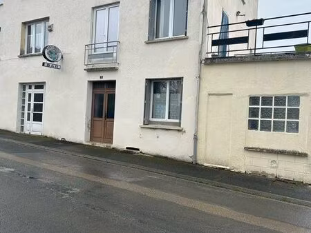 ancien hôtel bar avec un garage et un terrain