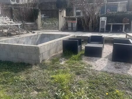 terrain constructible 140 m² – piscine et terrasse existantes