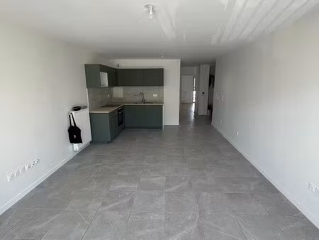 t3 traversant et lumineux avec balcon