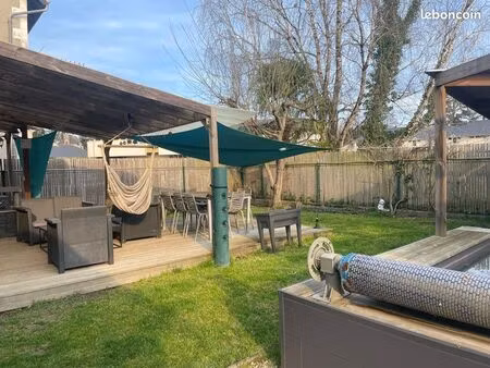 ancienne grange rénovée – séjour 56 m² – terrasse couverte & piscine – au calme – nay