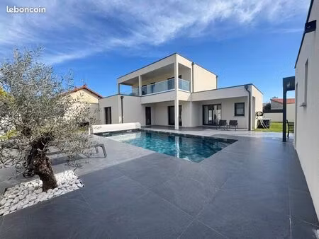 villa moderne 6 pièces avec piscine  studio indépendant et vue sur la chaîne des puys
