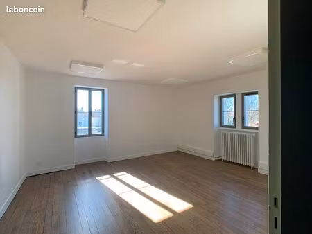 bureau dans maison d'entreprise proche gare