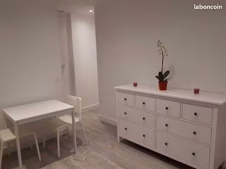 très beau studio meublé à louer rue des louviers à saint germain en laye (3 minn rer)