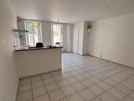 location appart t3 - 54 m2 - cour privative -castillon centre