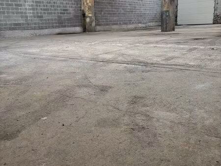 grand entrepôt 400 m² – accès poids lourds – idéal professionnel