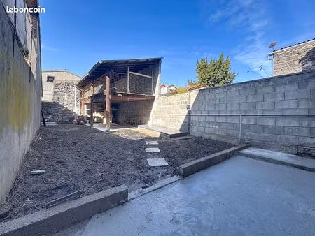 a louer maison de ville 3 chambres bureau jardin au coeur de mozac