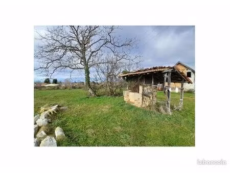 terrain avec grange et puit - cu réalisable