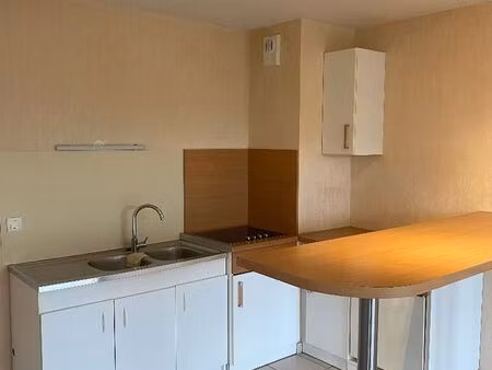 loue t1bis 630 charges comprises