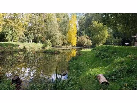 terrain avec plan d'eau