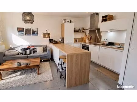 t2 jardin de 30m2 / cellier externe / parking