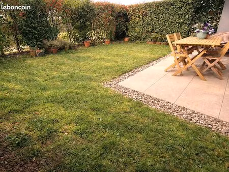 t2 jardin privatif de 30m2 / garage fermé / résidence récente