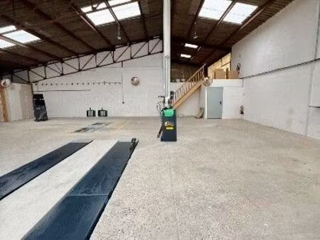 local d'activité 400 m²