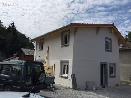 maison individuelle avec petit jardin