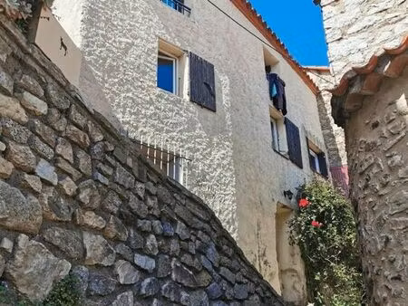 jolie maison dans le village de corsavy