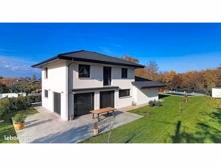 villa neuve avec piscine