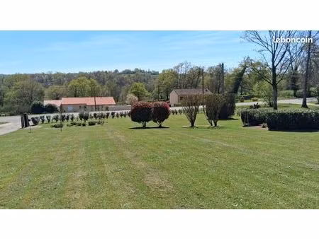 terrain constructible viabilisé avec maisonnette