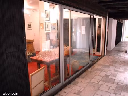 tres joli local centre ville la roche posay