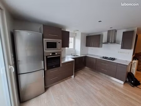 à louer – maison de bourg meublé en duplex au cœur de couëron