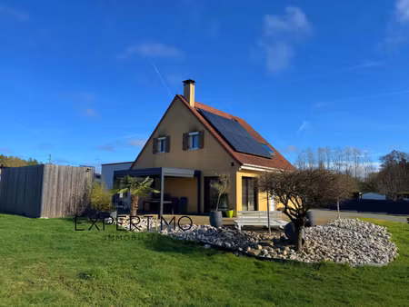 maison familiale lumineuse avec grand terrain et dépendances