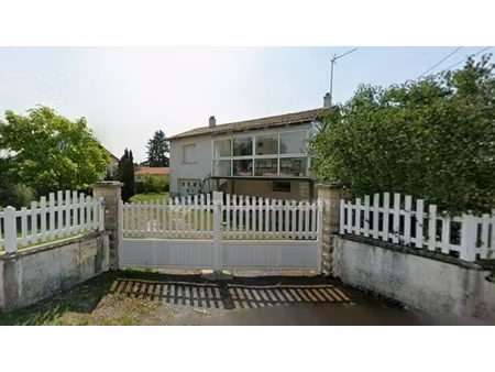 ruffec. maison de 65 m² sur sous -sol  véranda  terrain 1954 m² clos