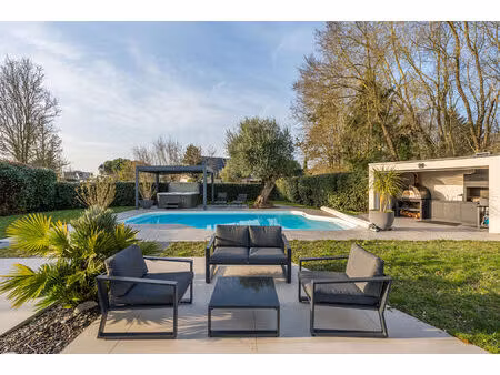 maison contemporaine située à saint cyr sur loire