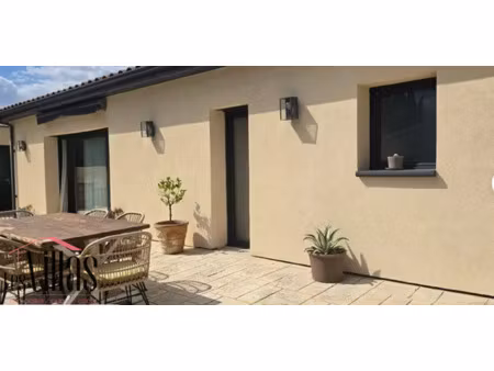 villa récente  de plain pied  au calme.