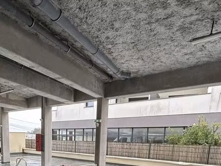 3 parkings extérieurs semi-couverts