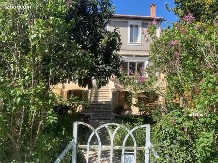 grande maison bohème  en ville et entourée de pré  5 chambres
